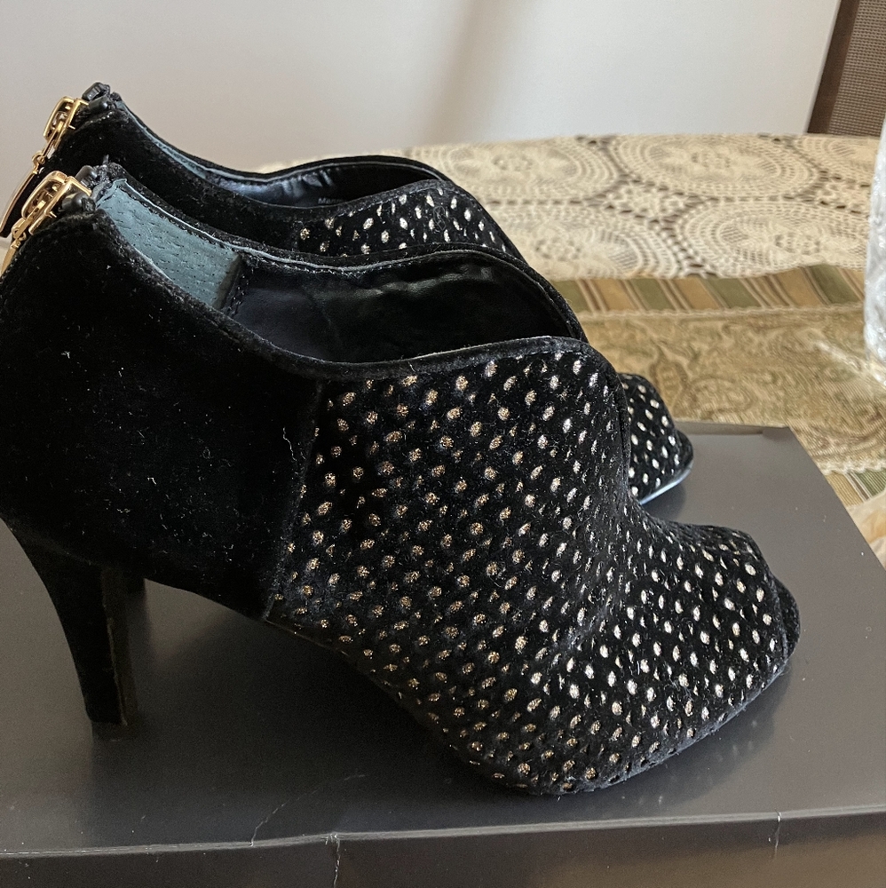 Elegant Alfani Black and Gold Women's Heels